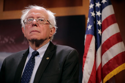 Bernie Sanders suspende campaña electoral tras ser hospitalizado