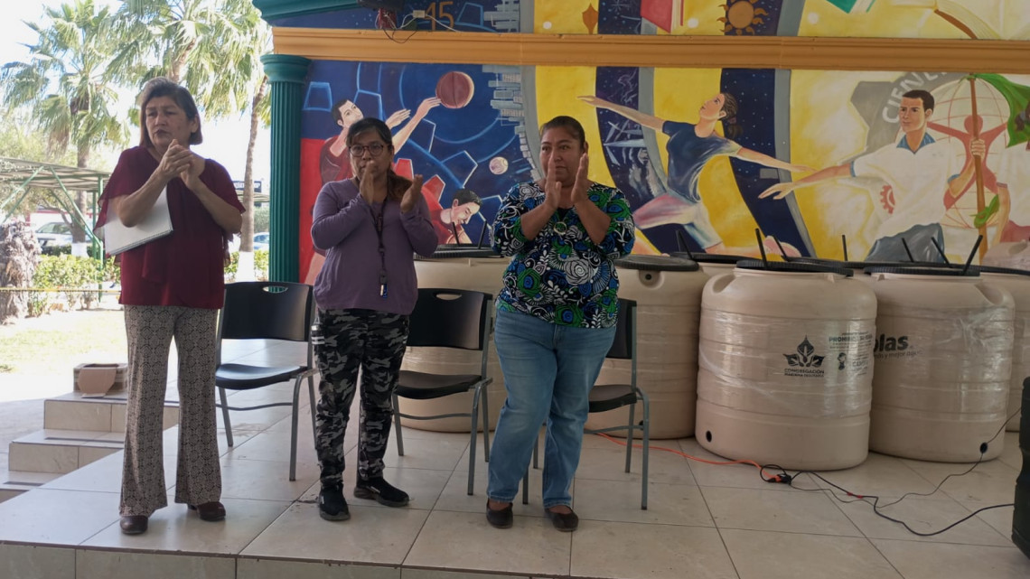 Reciben 25 familias tinacos subsidiados para almacenamiento de agua