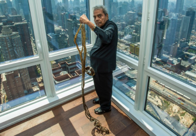 Poseía el récord de las uñas más largas, después de 66 años se las corta