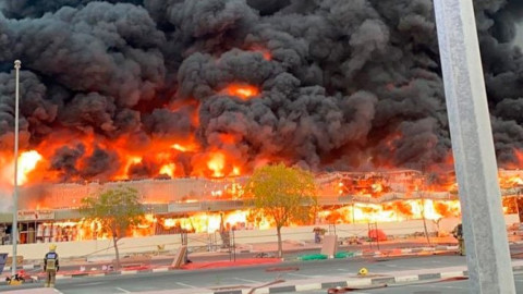 Incendio de magnitud alerta a los Emiratos Árabes