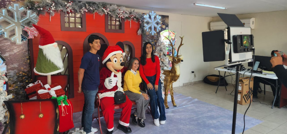 ¡No te pierdas la oportunidad de tomarte una foto ¡GRATIS! con Santa! 