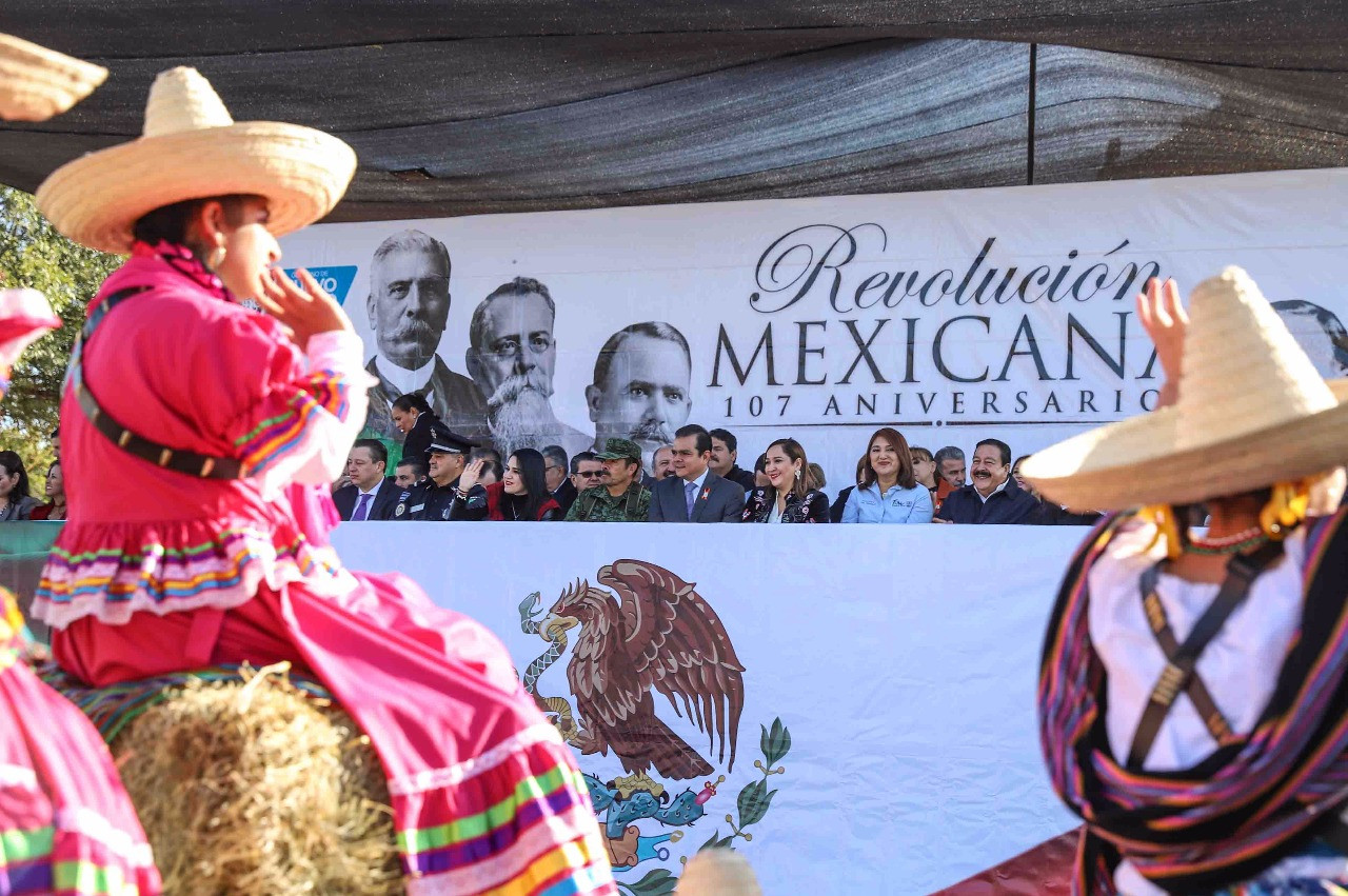 Gran ambiente en el desfile de la Revolución Mexicana 