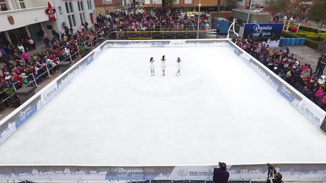Familias disfrutan de espectacular Patinaje Artístico