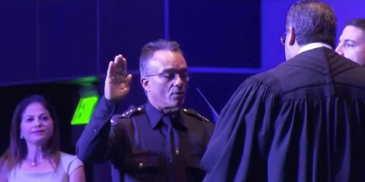 César Torres jura como nuevo jefe de policía de Mission