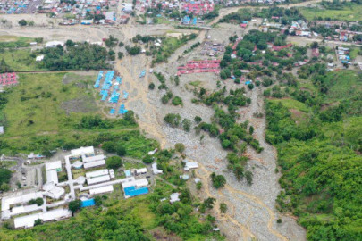 Aumenta a 104 el número de muertos por inundaciones en Indonesia