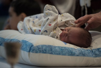 Fallece bebé de 5 meses por circuncisión casera en Italia