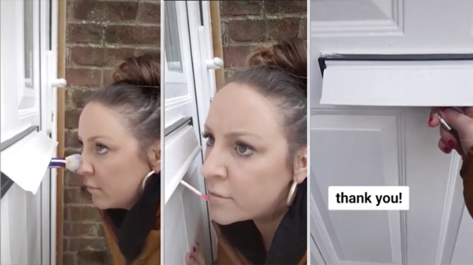 ¡Mas vale prevenir! Maquillista atiende a sus clientas a través de la rendija de una puerta