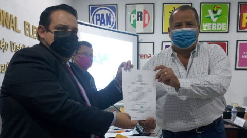 Recibe Óscar Almaraz constancia como diputado federal electo 