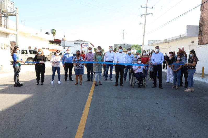Entrega Maki otra rehabilitación de pavimento a la colonia Longoria