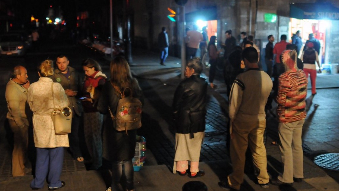 El sismo causó al menos 30 muertos y daños materiales