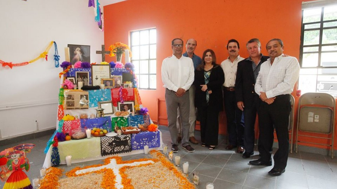 Pdta. del DIF realiza recorrido de altares