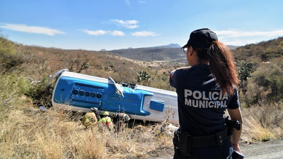 Volcadura de camión en Guanajuato, deja una persona muerta y 20 heridos