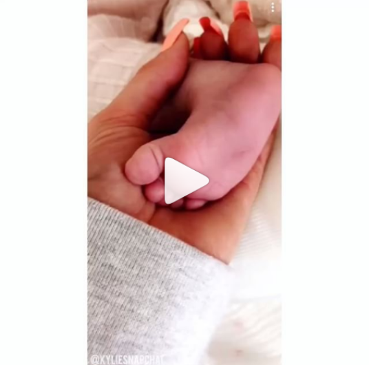 Kylie se reconcilia con Snapchat y presenta a su hija