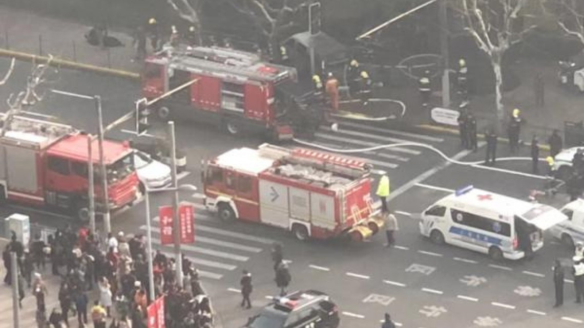 Vehículo atropella peatones en Shanghái