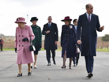 Reaparece Reina Isabel tras confinamiento por Covid-19