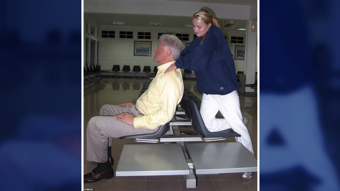 Salen a la luz fotos de Bill Clinton recibiendo un masaje de presunta víctima de Epstein