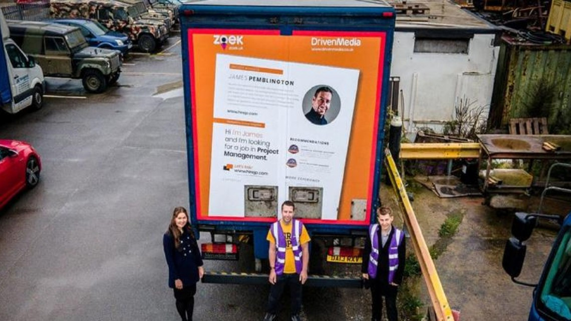 Hombre pega CV en camión y consigue trabajo 