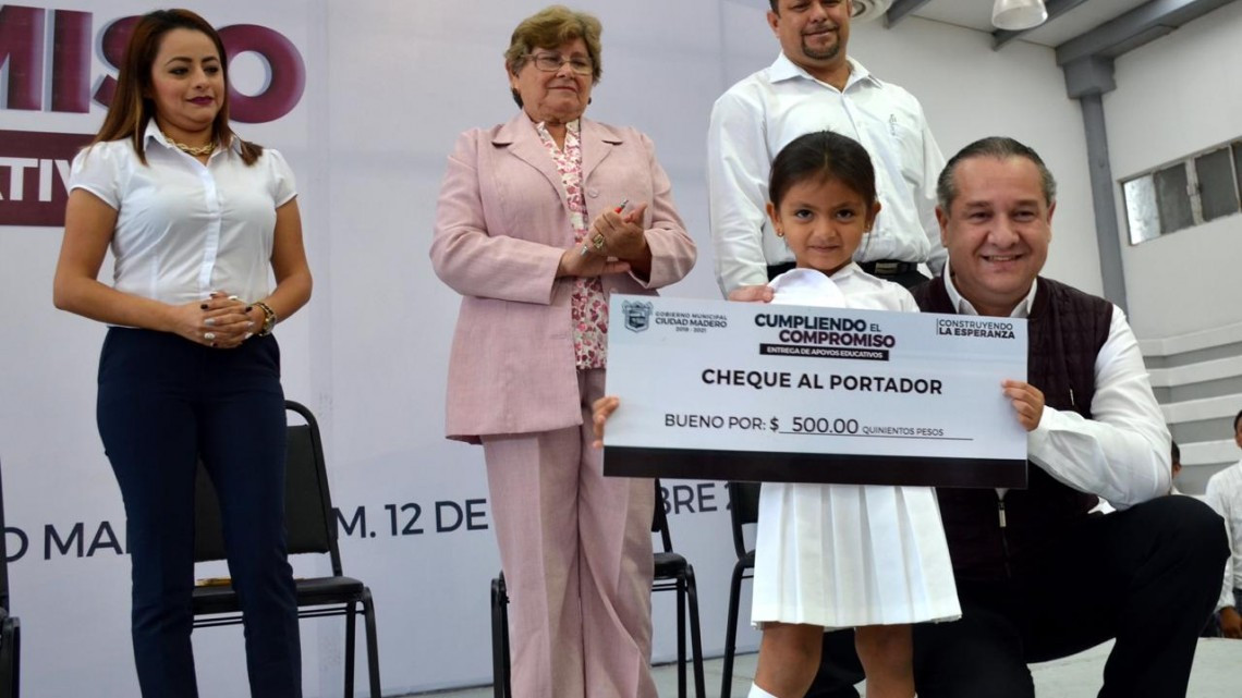 Beca Adrián Oseguera a niños de escasos recursos en Madero