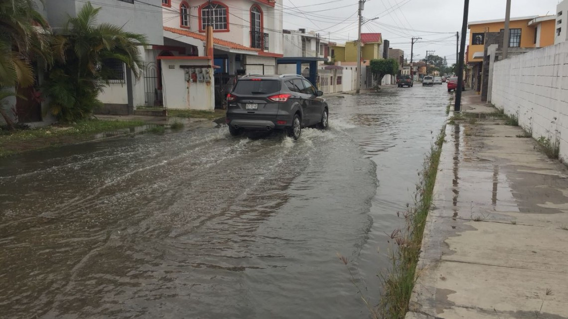 Fuga de aguas negras se convierte en río en la Manuel R. Díaz