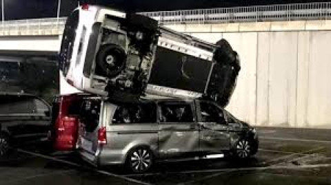 Empleado de Mercedes-Benz destruye 50 camionetas tras ser despedido