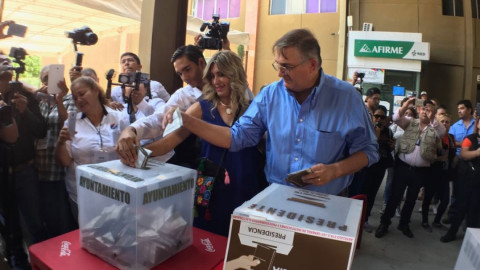 Maki emite su voto en familia