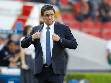 Chivas informa que Luis Fernando Tena salió positivo de Covid-19
