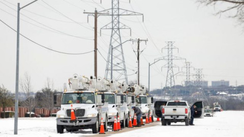 Electricidad comienza a reestablecerse en Estados Unidos; helada podría provocar nuevos cortes