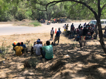 Haitianos se unen para limpiar zona del Río Bravo 