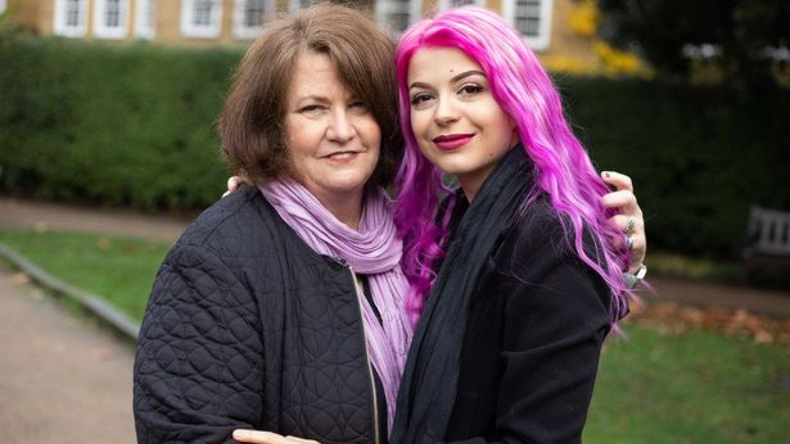 Julia Zelg se ha comprometido; su novia le lleva 37 años