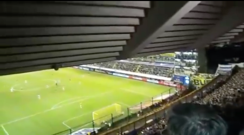 Laten las paredes de la Bombonera  por los saltos de los aficionados