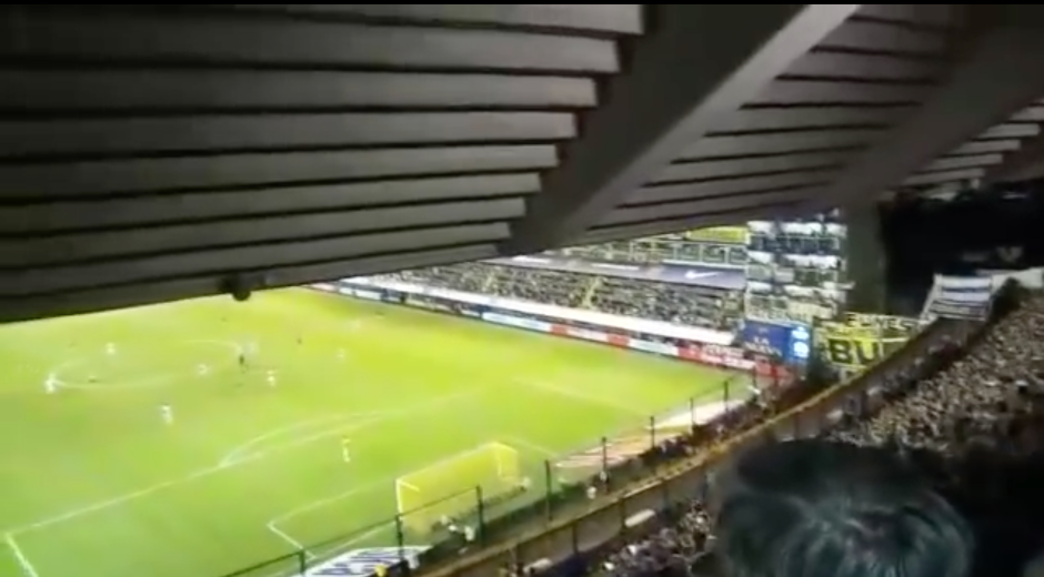Laten las paredes de la Bombonera  por los saltos de los aficionados