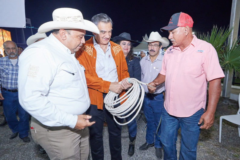 Entregan ganaderos al gobernador donativo con causa para el DIF Tamaulipas