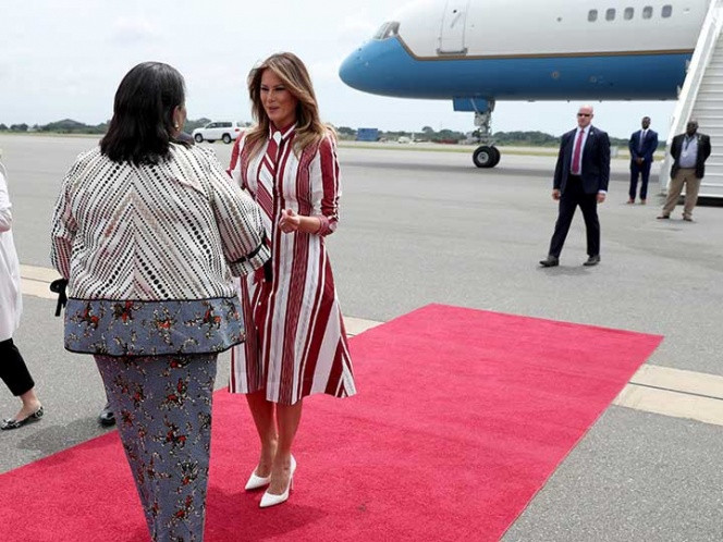 Inicia gira de Melania por África