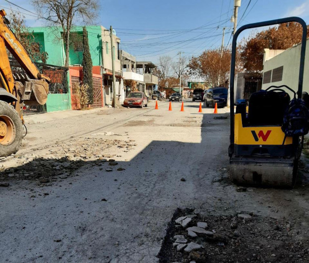 Reparan cuadrillas municipales pavimento en colonias 