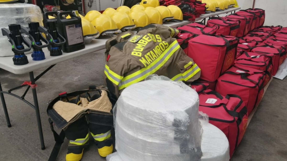 Entregan equipo a los Bomberos de Matamoros gracias al redondeo de la JAD