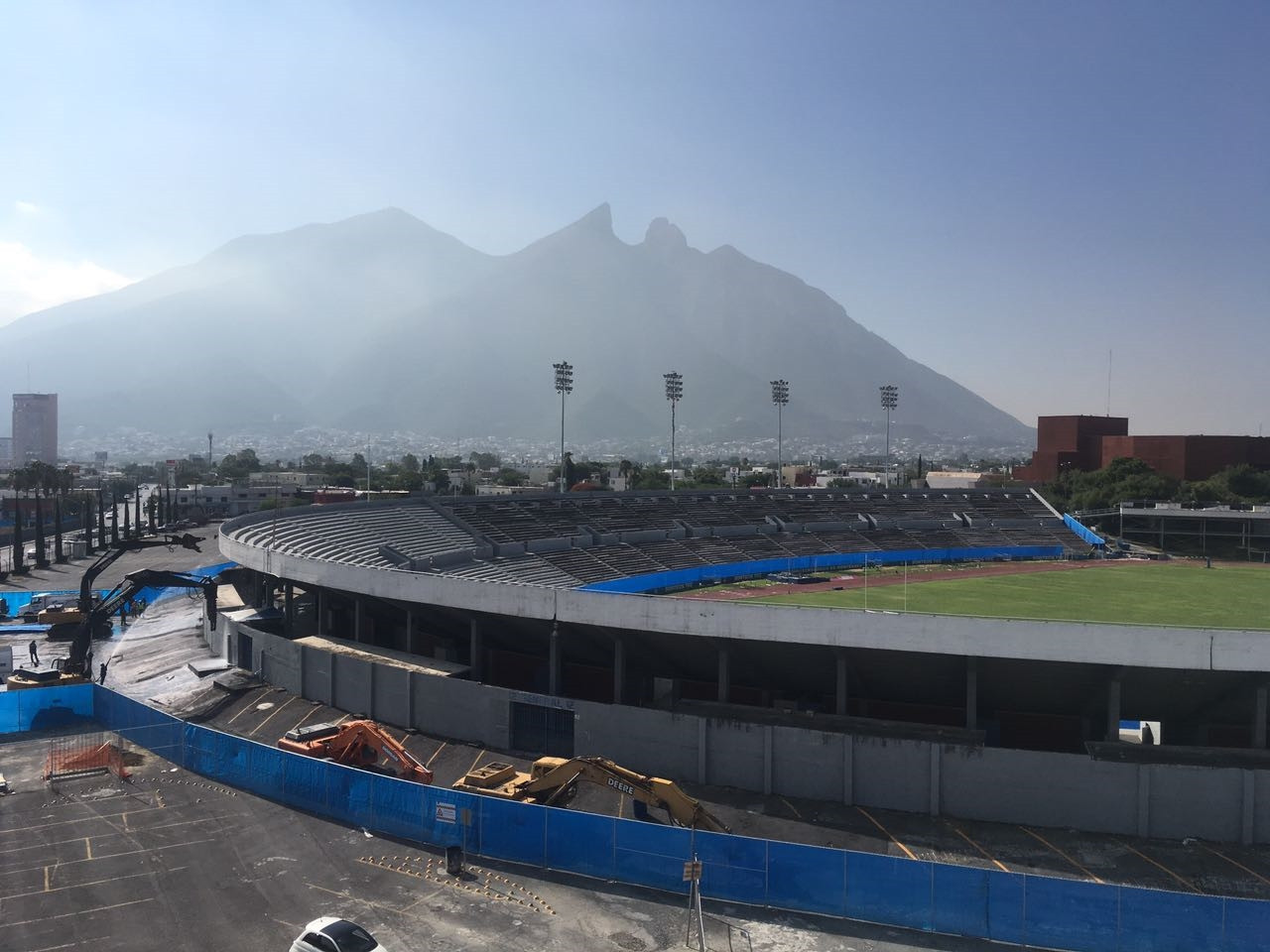 Comienzan demolición del Estadio Tecnológico