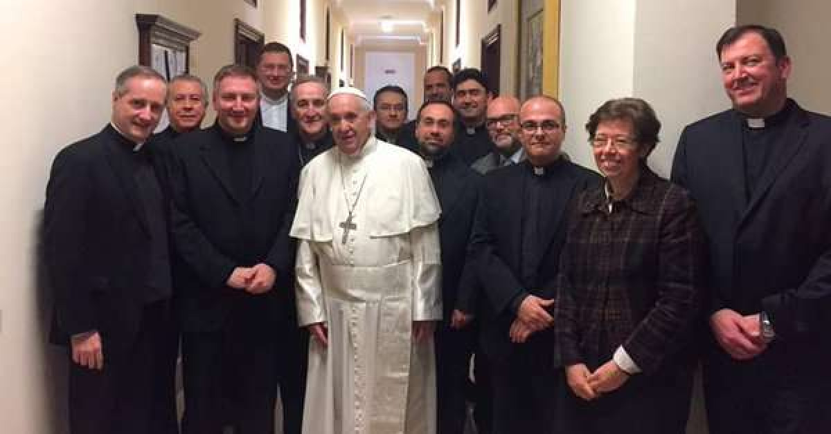 Papa Francisco realiza visita sorpresa a oficinas del Vaticano 
