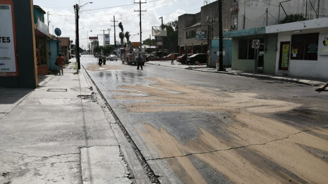 Derrame de aceite de camión recolector provoca carambola de vehículos