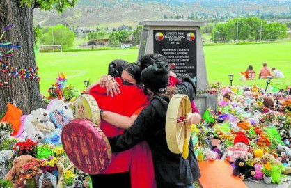 Hallan más de un centenar de tumbas en escuela para indígenas en Canadá
