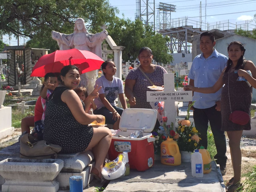 Familias visitan panteones en día de las madres