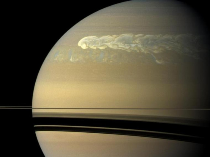 Revelan imagen de la mayor tormenta de Saturno