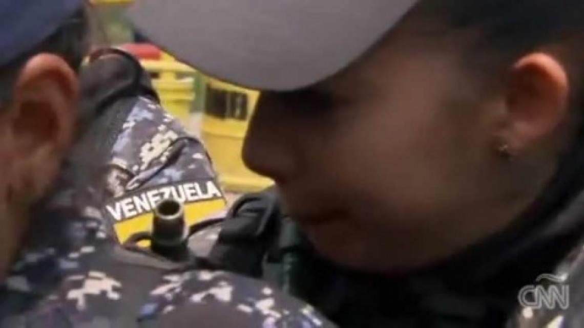 Policías en Venezuela lloran ante súplicas de venezolanos