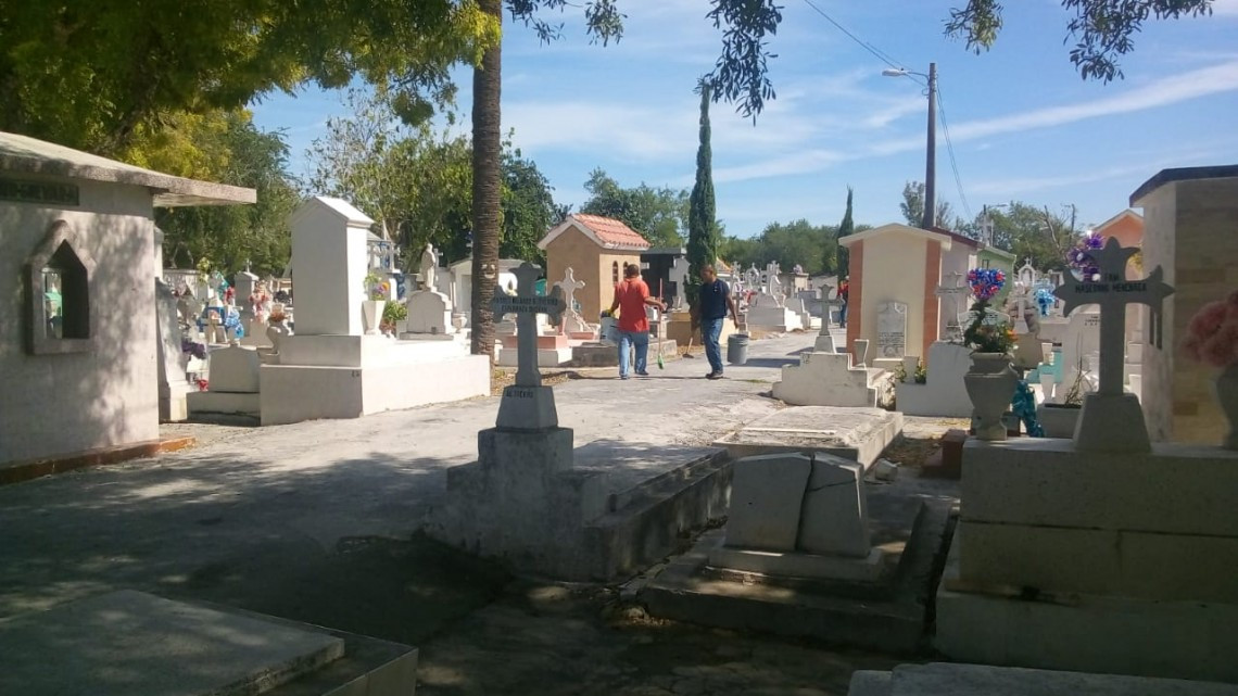 En los panteones de Matamoros empiezan a llegar los Vivos a visitar a sus Muertos