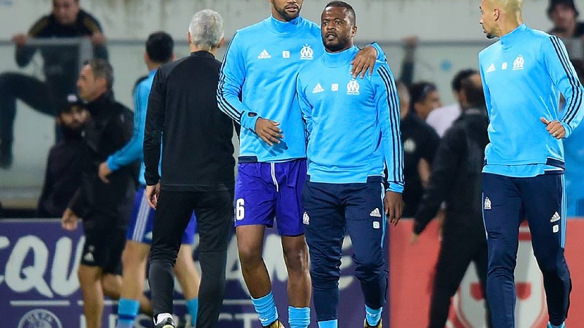 Patrice Evra golpea a un aficionado