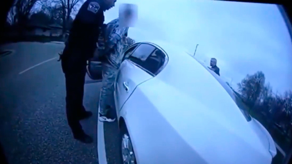 Renuncia policía que mató a tiros a hombre negro en Minneapolis