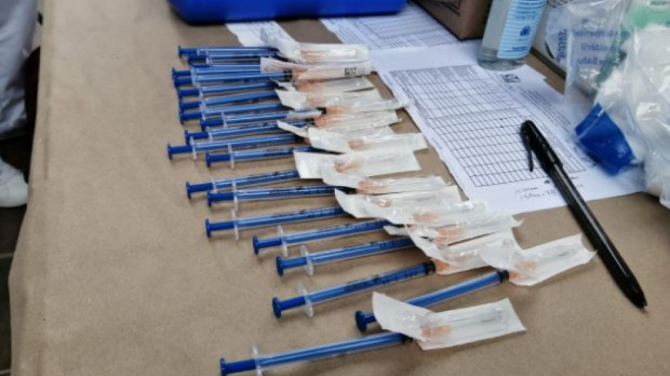 Contentos adultos mayores de recibir la vacuna, no hay registro de reacciones adversas