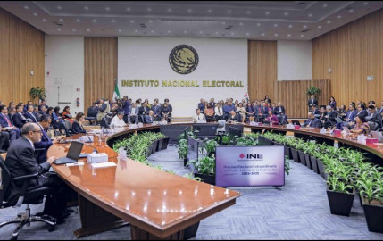 Juez federal multa a consejeros del INE por desacatar suspensión que frena elección judicial