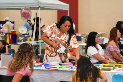 Surten familias neolaredenses lista de útiles escolares en Bazar Back to School