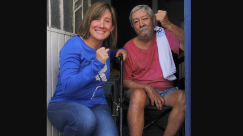 Rosa González escucha a oferentes del rodante "Parque Méndez"