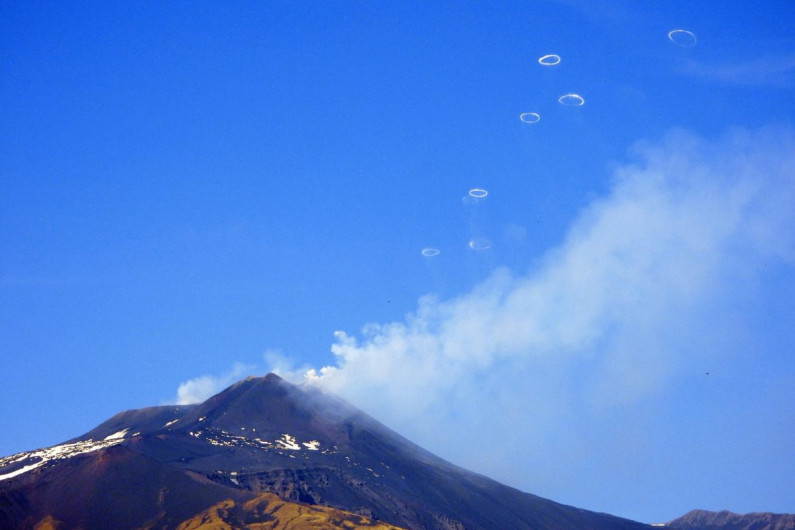 Volcán italiano Etna expulsa miles de anillos de gas